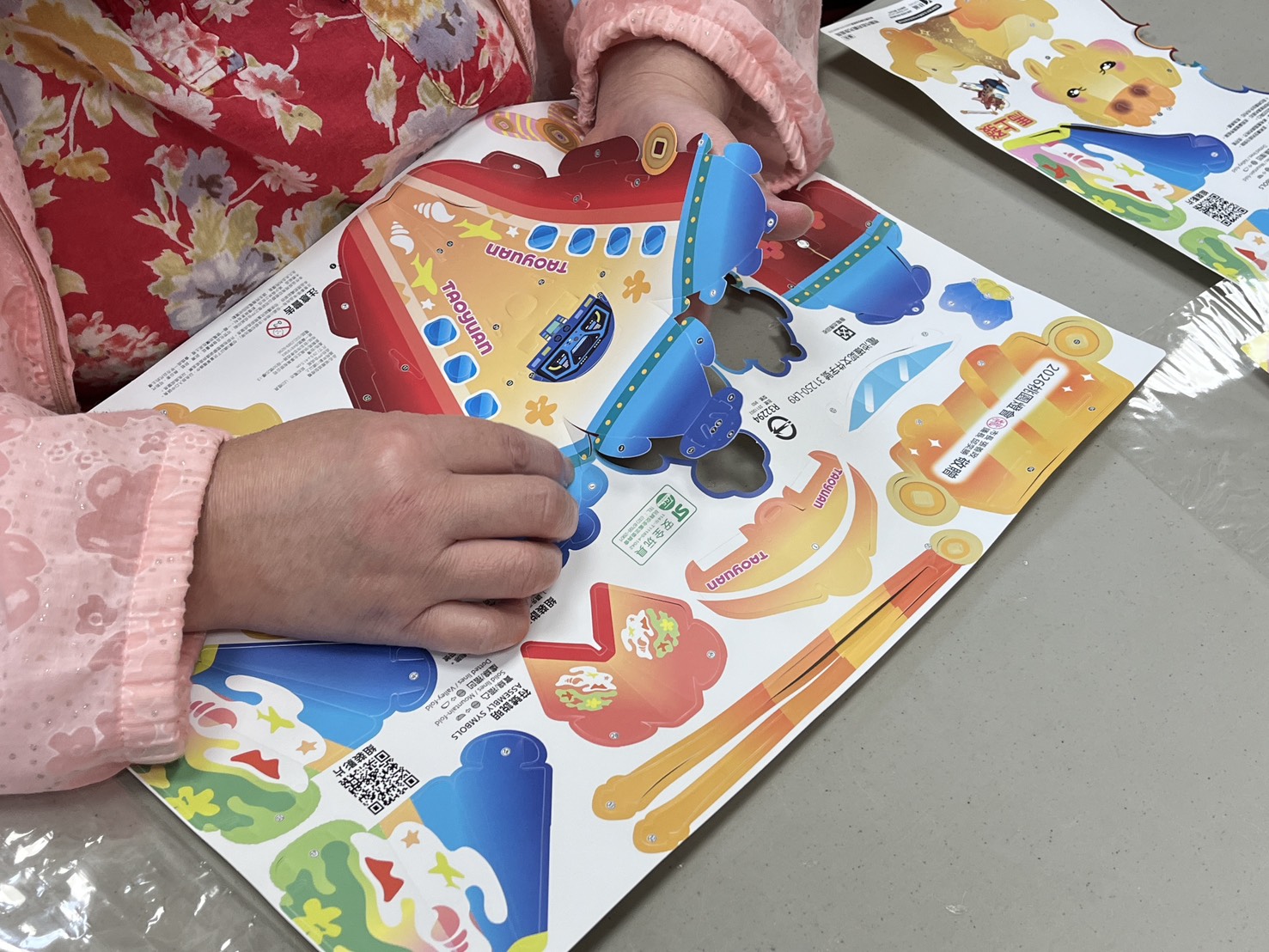 飛機燈籠象徵航空城起飛 桃園寶民里發600份元宵燈籠人潮爆滿 飛機燈籠象徵航空城起飛 桃園寶民里發600份元宵燈籠人潮爆滿