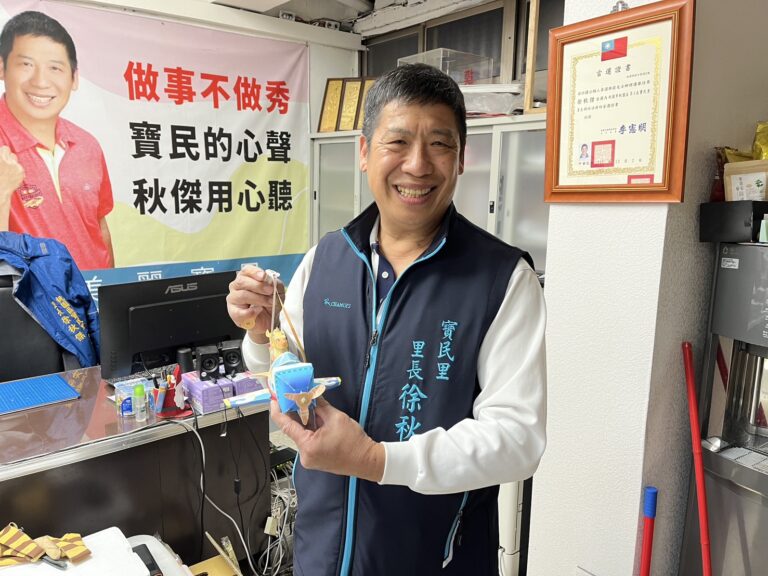 飛機燈籠象徵航空城起飛　桃園寶民里發600份元宵燈籠人潮爆滿