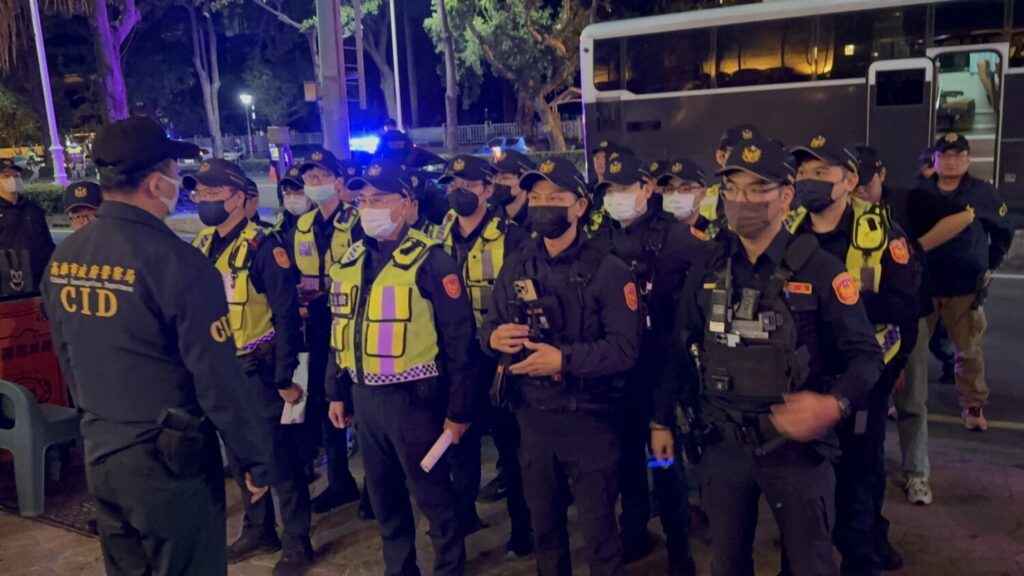 高雄115年「春節加強維安」全面啟動!520名警力首夜擴大臨檢護市民 高雄115年「春節加強維安」全面啟動!520名警力首夜擴大臨檢護市民