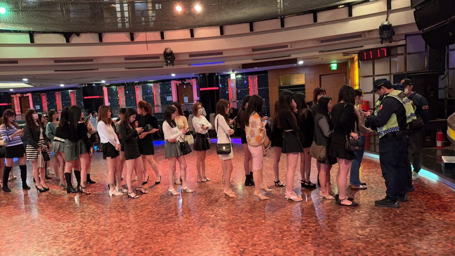 高雄115年「春節加強維安」全面啟動!520名警力首夜擴大臨檢護市民 高雄115年「春節加強維安」全面啟動!520名警力首夜擴大臨檢護市民