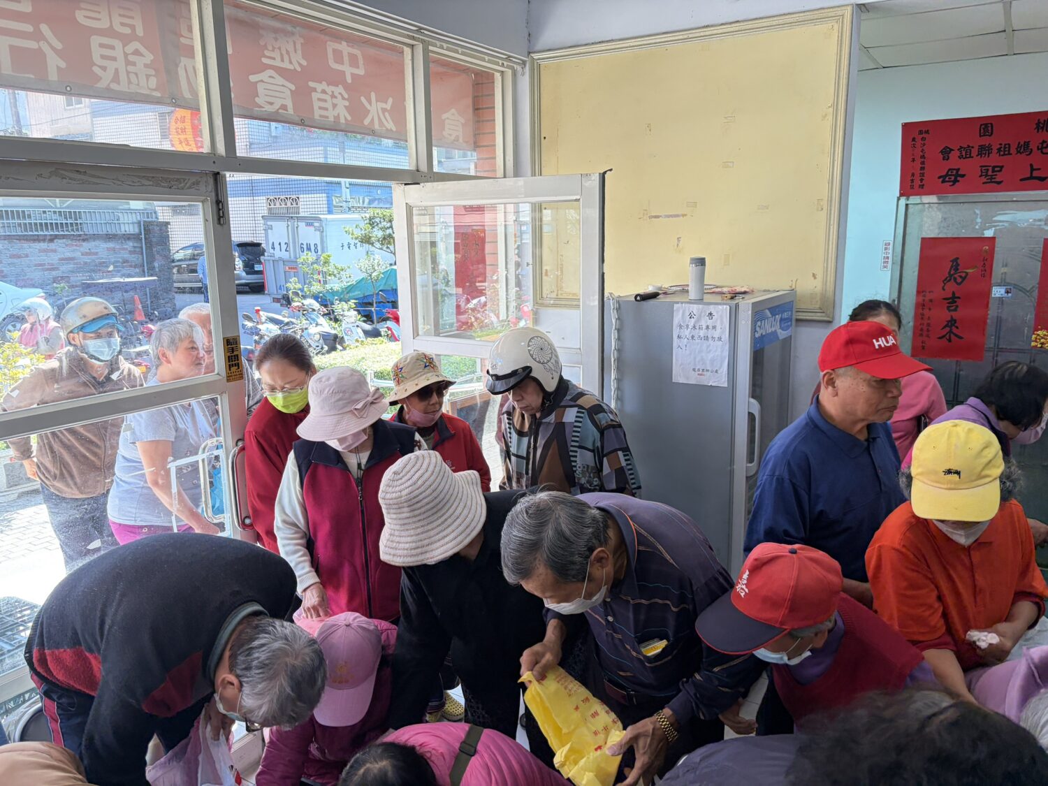 惜食不浪費!龍昌里戎政成推「食享冰箱」四年送暖逾百萬物資 社宅住戶也受惠 惜食不浪費!龍昌里戎政成推「食享冰箱」四年送暖逾百萬物資 社宅住戶也受惠