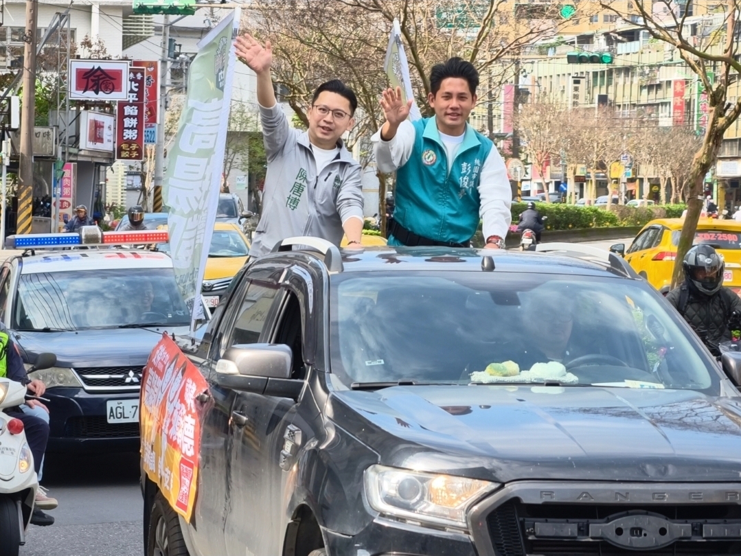 民主戰艦出擊!詹晉鑒力挺:「支持高揚凱就是支持賴清德」! 新動力信賴之友會秘書長陳唐博(左)與桃園市議員彭俊豪(右)以行動車深入街頭巷尾,凝聚支持「信賴台灣」的力量,現場氣氛熱絡。(記者 趙靜姸翻攝)