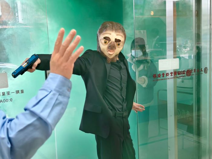 「樹懶」打劫銀行挾持人質 三重警防搶演練超逼真 「樹懶」打劫銀行挾持人質 三重警防搶演練超逼真