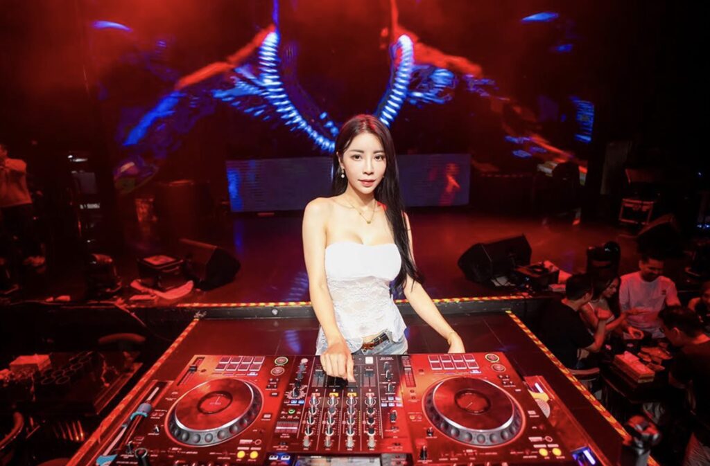 性感御姐不只放歌 DJ Liya本業曝光 統籌活動成娛樂女王 性感御姐不只放歌 DJ Liya本業曝光 統籌活動成娛樂女王