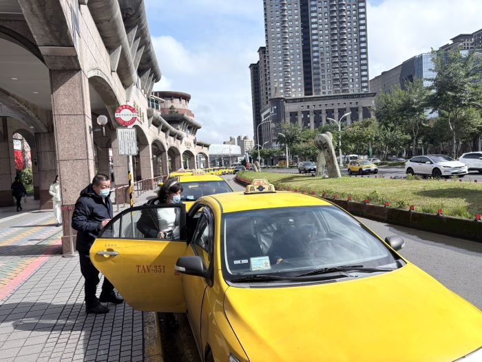 計程車明起恢復一般費率 新北多處調撥車道恢復運作 計程車明起恢復一般費率 新北多處調撥車道恢復運作