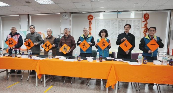 一馬當先開新進福 台電北西區處名師揮毫送春聯 一馬當先開新進福 台電北西區處名師揮毫送春聯