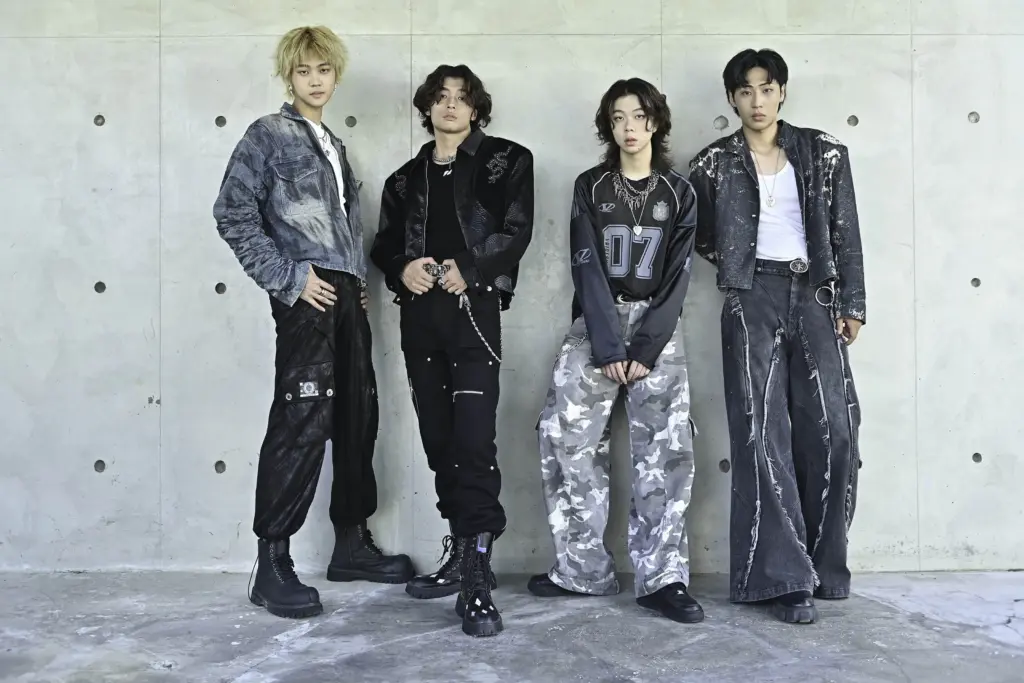 帕拉斯凌晨三點開工拍MV 不畏艷陽穿皮衣帥氣取景 汗流浹背完成 帕拉斯凌晨三點開工拍MV 不畏艷陽穿皮衣帥氣取景 汗流浹背完成