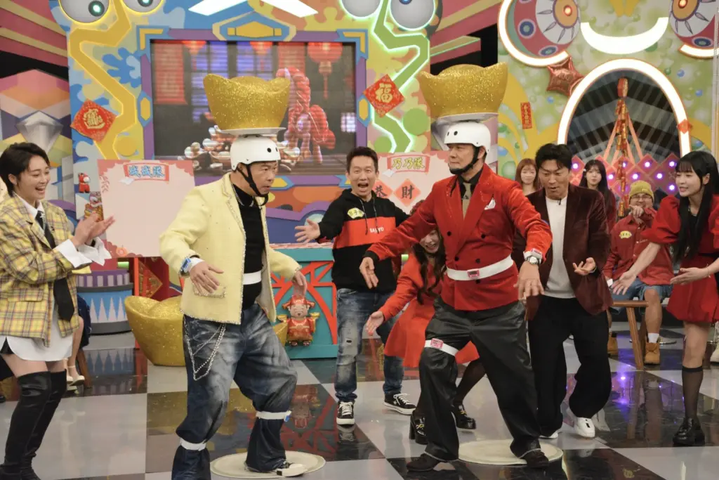 華視除夕《神馬攏賀添財衝衝衝》兩老頂元寶甩計步器大車拚 華視除夕《神馬攏賀添財衝衝衝》兩老頂元寶甩計步器大車拚