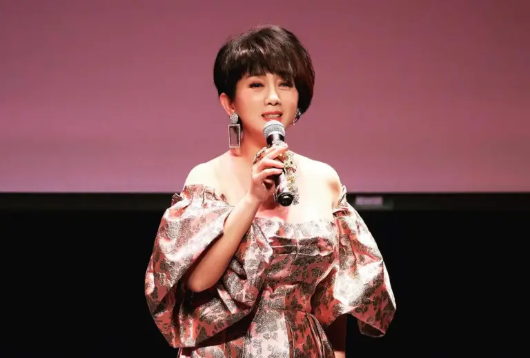 周思潔馬年出招 「最美長輩圖」曬S曲線旗袍照