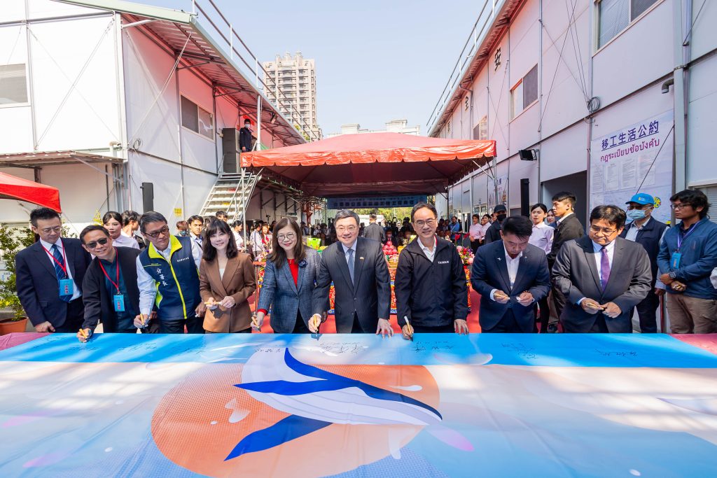 中央政府首座「近零碳建築」!海委會新建廳舍上樑 中央政府首座「近零碳建築」!海委會新建廳舍上樑