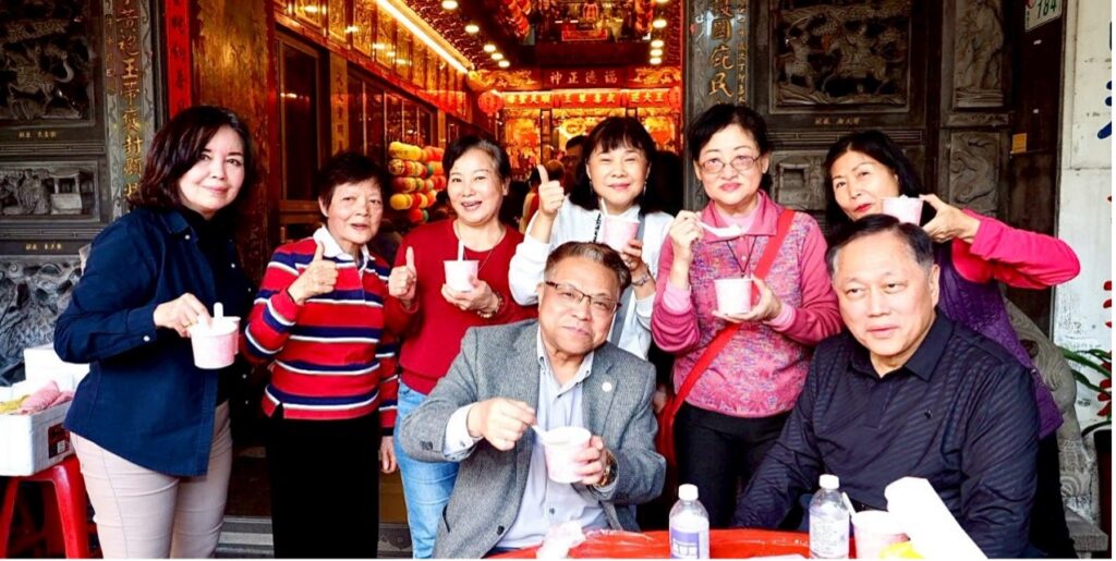 萬華二水門艋舺龍津宮迎兩百週年 啟動元宵暖身慶典 前排右起獅子會張鴻儒總監及本宮首席顧問詹雙發(享用平安湯圓)/圖 萬華龍津宮提供