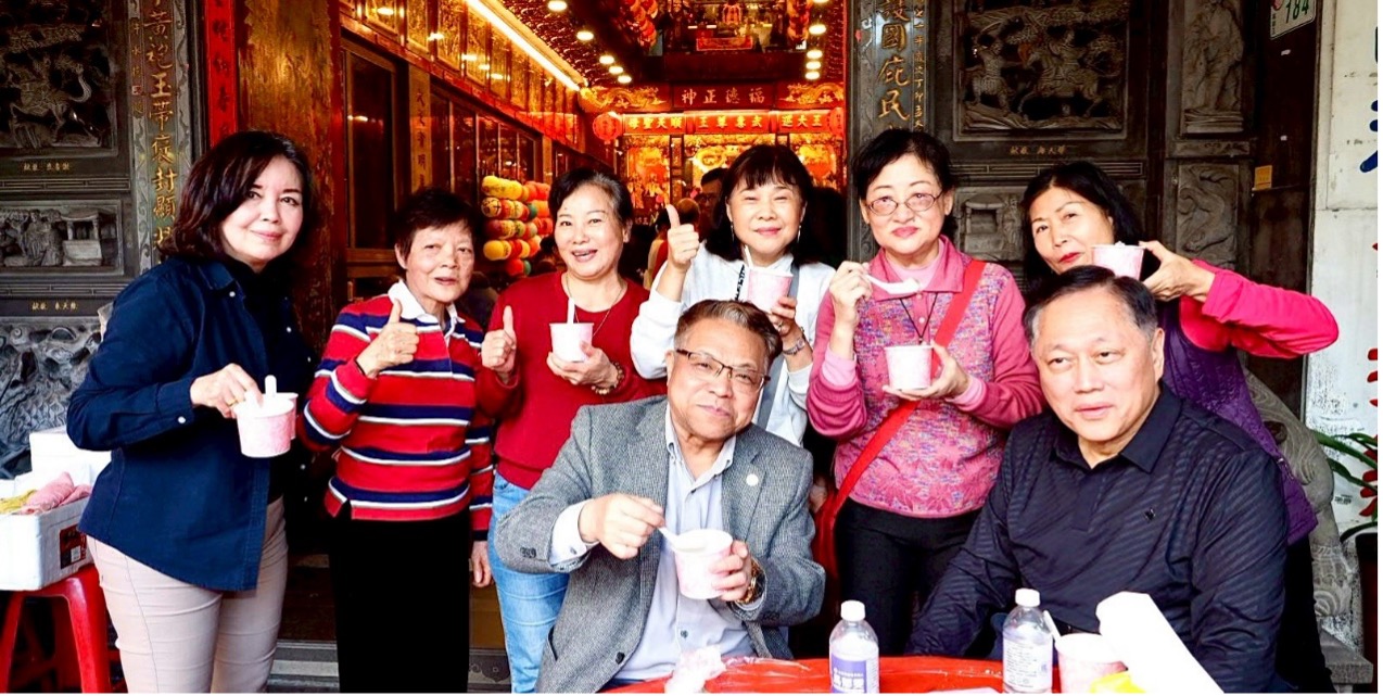 前排右起獅子會張鴻儒總監及本宮首席顧問詹雙發(享用平安湯圓)/圖 萬華龍津宮提供