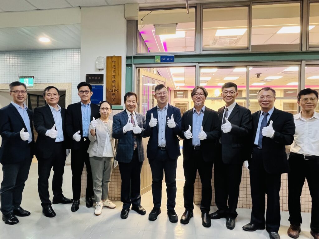 為已故父母捐千萬給母校 東海大學「仲亮玉霞學苑AI PC教室」啟用 為已故父母捐千萬給母校 東海大學「仲亮玉霞學苑AI PC教室」啟用