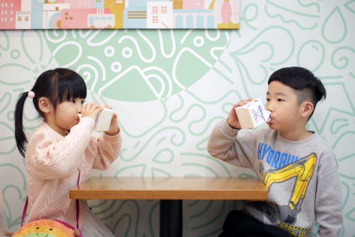 新北「鮮奶幸福週」2/23啟動 2至12歲學童每週免費領乳品 新北「鮮奶幸福週」2/23啟動 2至12歲學童每週免費領乳品