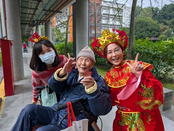 板橋榮家除夕送暖 陳桂美化身財神爺賀歲長輩笑開懷 板橋榮家除夕送暖 陳桂美化身財神爺賀歲長輩笑開懷