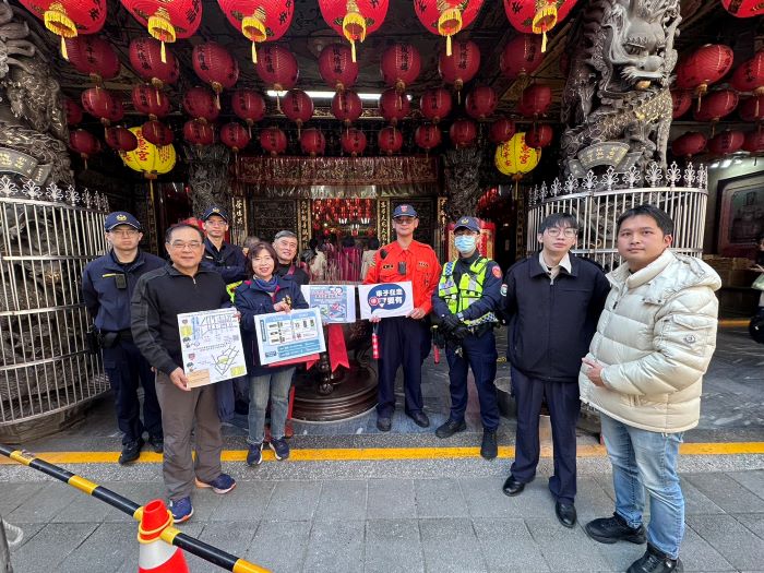 慈惠宮民藝大街熱鬧滾滾 板橋警強化春節交通宣導 慈惠宮民藝大街熱鬧滾滾 板橋警強化春節交通宣導