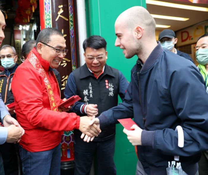 侯友宜大年初一宮廟參拜 為民祈福送福袋 侯友宜大年初一宮廟參拜 為民祈福送福袋