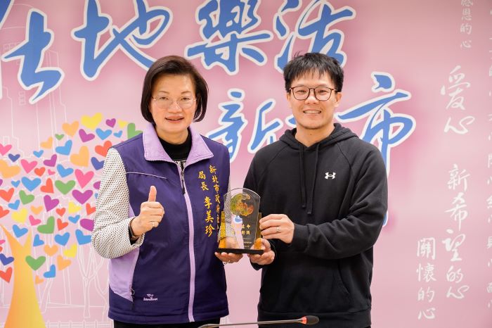 結合醫、護醫療服務街友 新北贈〈台灣思安〉感謝牌 結合醫、護醫療服務街友 新北贈〈台灣思安〉感謝牌