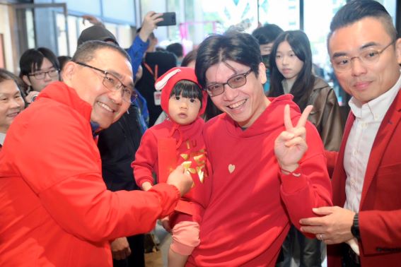 大年初一金馬迎春 侯友宜現身宏匯廣場發福袋 大年初一金馬迎春 侯友宜現身宏匯廣場發福袋