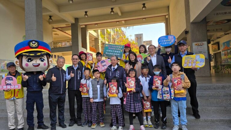 開學日暖心守護！ 中市警辦「婦幼小學堂」送限量平安福袋