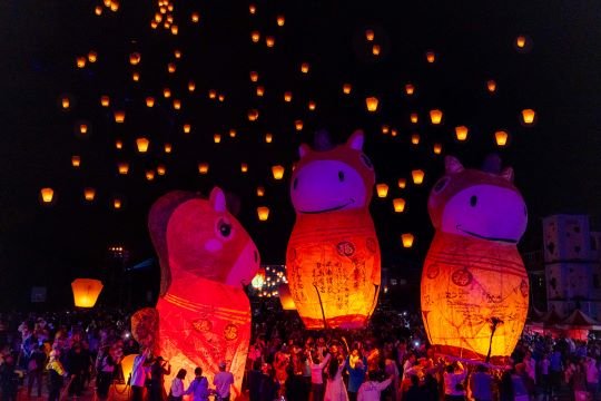 平溪天燈揭開璀璨序幕 馬驫光雕秀祝福「馬祥厚運」 平溪天燈揭開璀璨序幕 馬驫光雕秀祝福「馬祥厚運」