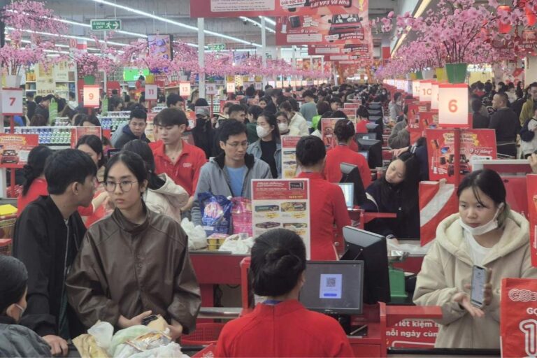 越南春節超市擠爆 零售商備貨增三成應對採購潮
