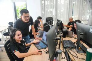 越南AI新創團隊在辦公室進行產品開發與系統測試，反映當地新創以企業端應用為主的研發場景。圖源：越南勞動者報