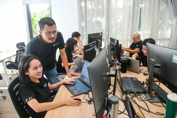 越南AI新創團隊在辦公室進行產品開發與系統測試，反映當地新創以企業端應用為主的研發場景。圖源：越南勞動者報