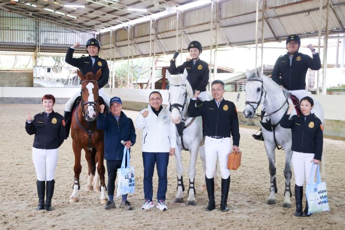 侯友宜化身一日騎警 體驗刷毛配戴鞍具近距離互動 侯友宜化身一日騎警 體驗刷毛配戴鞍具近距離互動