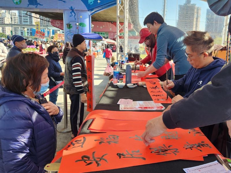 新北河濱迎春開市 重新觀光市集揮毫送春聯、財神發發財金 新北河濱迎春開市 重新觀光市集揮毫送春聯、財神發發財金