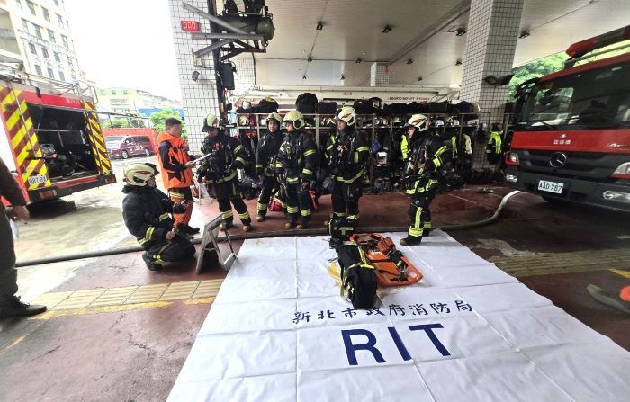 強化火場自救與互救能力 新北消RIT進階複訓 27 《圖說》強化消防人員在火場極端環境下的自救與互救能力,新北消第一大隊今日辦理「RIT(Rapid Intervention Team)快速救援小組」進階複訓。〈第一大隊提供〉