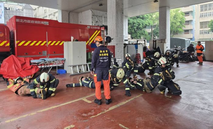強化火場自救與互救能力 新北消RIT進階複訓 28 《圖說》新北消第一大隊「RIT(Rapid Intervention Team)快速救援小組」進階複訓,目的在有效縮短救援啟動時間,提高真實災場生存機率。〈第一大隊提供〉