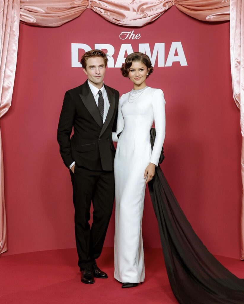 千黛亞、羅伯派汀森巴黎宣傳《抓馬戀人》 湯姆霍蘭德浪漫愛相隨 39 %E4%B8%8B%E5%8D%88250 2026 3 27%E7%9A%84%E5%BD%B1%E5%83%8F 823x1024 1