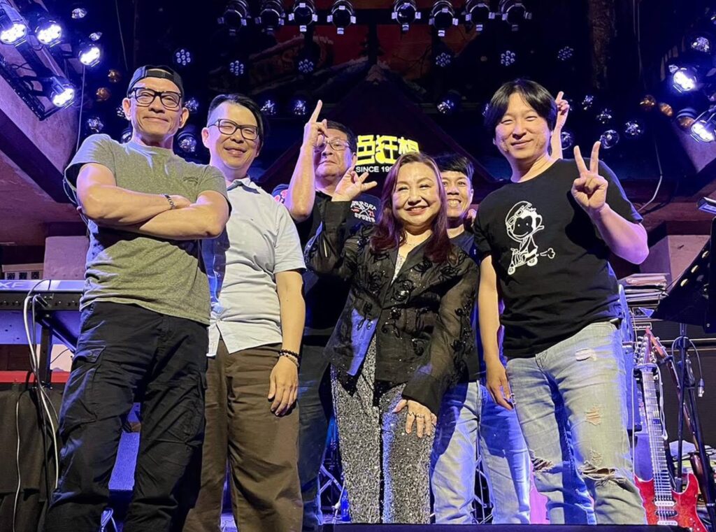 鄭怡三度登頂藍狂!民歌天后坐鎮港都 跨世代朝聖成現象級現場 24 下午4.07 2026 3 23的影像 2