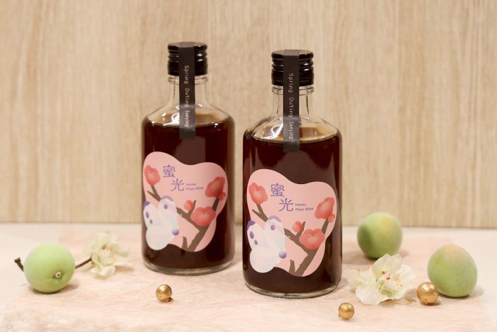 甕藏春梅DIY體驗春日滋味 陶博館「春遊三鶯」4月登場 11 《圖說》攜手鶯歌在地合力酒廠推出「蜜光.百花蜜梅酒」,口感甘潤柔和。(酒後不開車,安全有保障)。〈陶博館提供〉