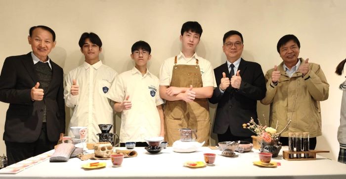 亞東科大捐贈陶藝設備 鶯歌工商技職教育再添助力 13 《圖說》亞東科大參觀鶯歌工商陶工科畢業展。〈亞東科大提供〉