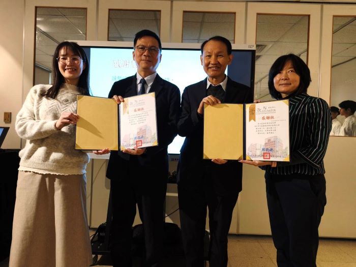 亞東科大捐贈陶藝設備 鶯歌工商技職教育再添助力 12 《圖說》捐贈儀式合影,左起鶯歌工商陶瓷工程科包容瑜主任、鶯歌工商顏龍源校長、亞東科大校長黃茂全。〈亞東科大提供〉