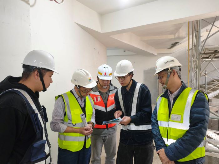 工程進度92%超前 永平國小地下停車場目標年底啟用 29 《圖說》交通局副局長曾招雄視察永平國小地下停車場工程進度。〈交通局提供〉