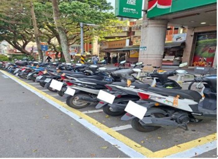 使用者付費提升周轉率 新北6路段停車格4月起收費 56 《圖說》新店區中興路3段(寶橋路至文化路)路邊機車格自4月起收費管理。〈交通局提供〉