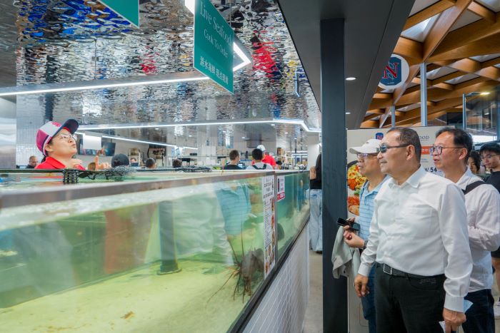 雪梨魚市場啟示 侯:整潔明亮成市場轉型關鍵 48 《圖說》侯友宜市長參觀南半球規模最大、全球名列前茅的海鮮市場---雪梨魚市場。〈新聞局提供〉