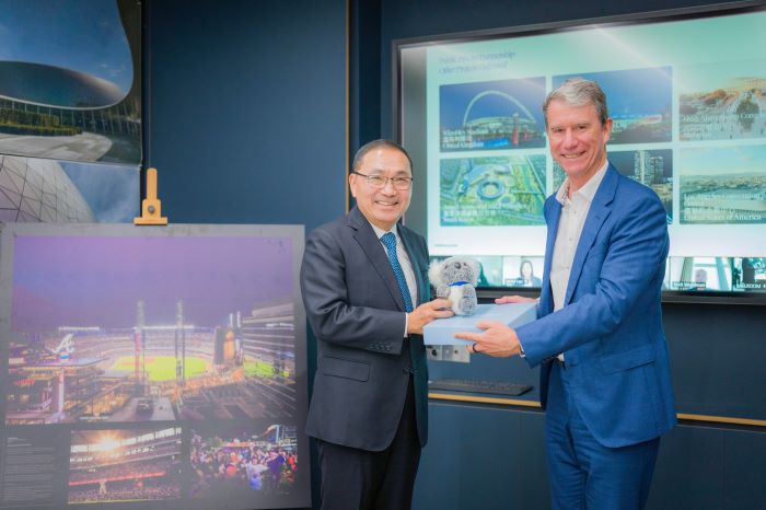 侯友宜訪澳洲Populous亞太區總部 大巨蛋規劃細節首次曝光 38 《圖說》新北市透此次交流汲取實務經驗,更進一步了解國際級場館規劃與營運模式,未來將持續與專業機構交流或合作,圖為侯友宜市長與Populous亞太區總部全球總監暨共同創辦人Paul Henry交換禮物。〈新聞局提供〉