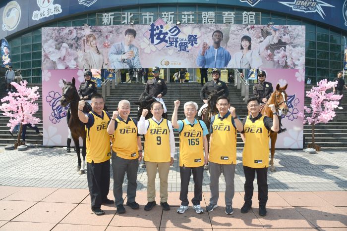 中信特攻主場攜警打詐 張榮興:穩賺不賠全是陷阱 25 《圖說》警政署長張榮興與新北騎警隊合影,左起;新北市警局刑事大隊長黃國師、新北市警察局長方仰寧、中信育樂陳國恩董事長、警政署長張榮興、刑事局長邱紹洲及新莊分局長陳保緒。〈中信特攻籃球隊提供〉