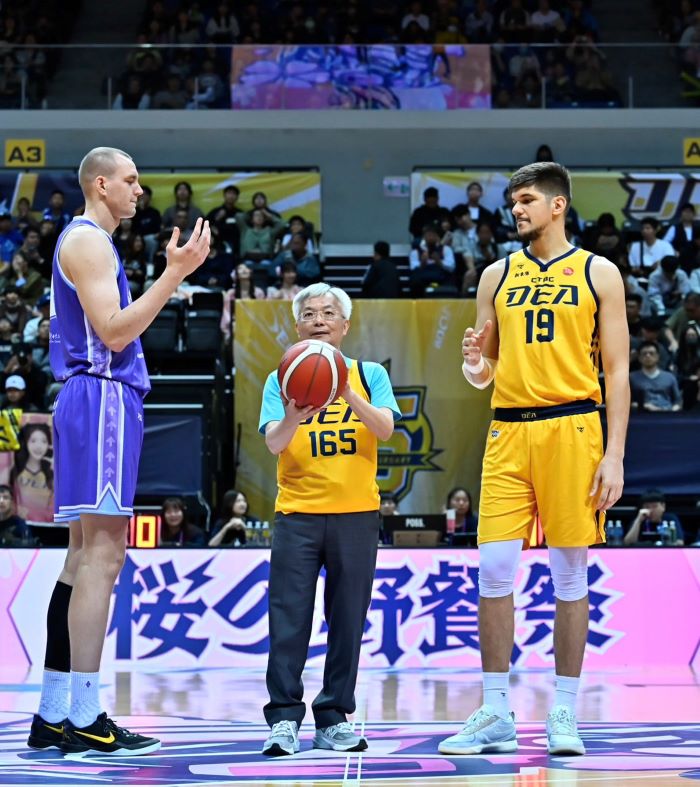 中信特攻主場攜警打詐 張榮興:穩賺不賠全是陷阱 24 《圖說》警政署長張榮興為賽事開球。〈中信特攻籃球隊提供〉