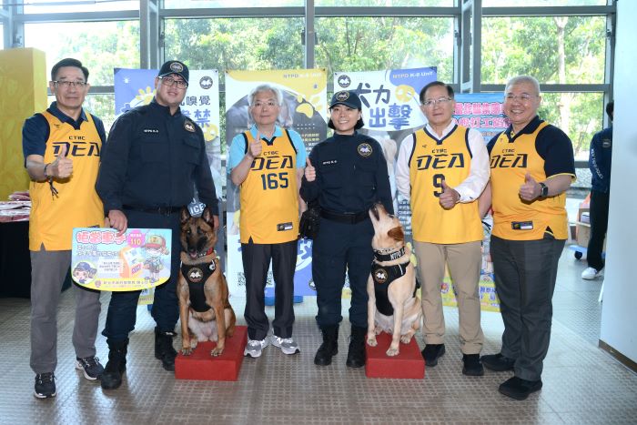 中信特攻主場攜警打詐 張榮興:穩賺不賠全是陷阱 26 《圖說》警政署長張榮興與新北警犬隊合影,左起;刑事局長邱紹洲、警政署長張榮興、中信育樂陳國恩董事長、新北市警察局長方仰寧。〈中信特攻籃球隊提供〉