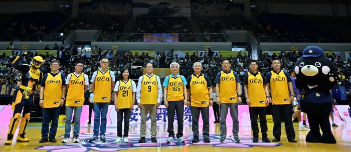 中信特攻主場攜警打詐 張榮興:穩賺不賠全是陷阱 23 《圖說》新北中信特攻今日於新莊體育場主場迎戰新竹御嵿攻城獅,警政署長張榮興為賽事開球,左起;中信特攻吉祥物、刑事局預防科長莊明雄、台灣人壽林士淳法遵長、中信金控湯偉祥法遵長、中信特攻楊淑惠領隊、中信育樂陳國恩董事長、警政署長張榮興、新北市警察局長方仰寧、刑事局長邱紹洲、新莊分局長陳保緒、新北刑事大隊長黃國師及警政署吉祥物。〈中信特攻籃球隊提供〉