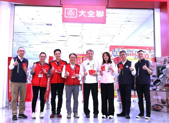 慰勞春節第一線勞工 新北勞工局「馬」不停蹄送暖 18 《圖說》新北市勞工局長陳瑞嘉今日率領勞檢處同仁,代表侯友宜市長發送「馬祥厚運」福袋給上班員工,右三新北市議員江怡臻全程陪同,左一勞檢處長林澤州。〈勞工局提供〉