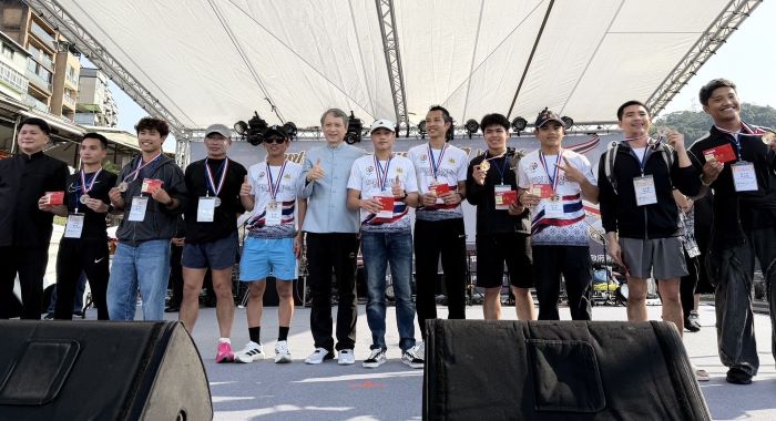 潑水祈福路跑健康 新北移工文化嘉年華七千人嗨翻 8 《圖說》陳瑞嘉局長與路跑男子組前十名頒獎。〈勞工局提供〉