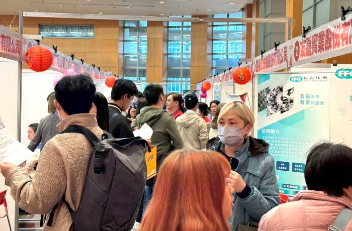 新春就博會湧千人 侯友宜發送福袋祝福「馬上找到好工作」 23 《圖說》新春就博會湧千人 初媒合率達54.1%。〈記者葉柏成攝〉