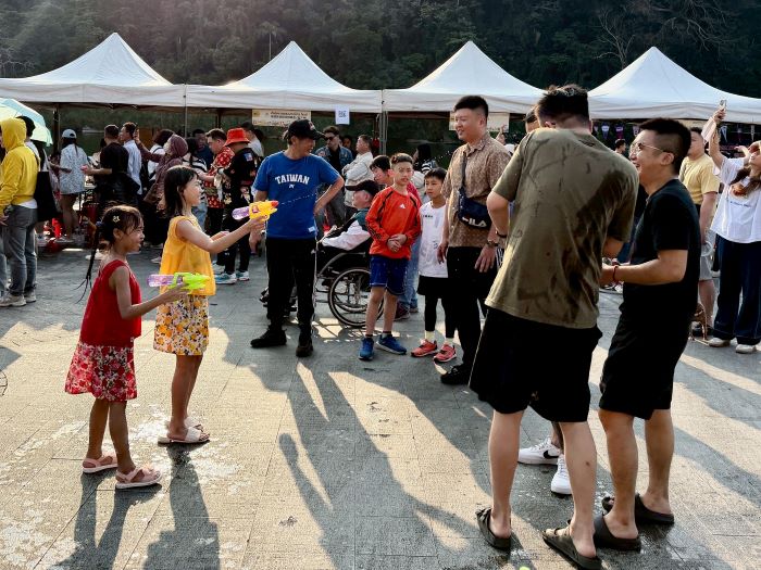 潑水祈福路跑健康 新北移工文化嘉年華七千人嗨翻 10 《圖說》民眾自備水槍興高采烈玩水。〈勞工局提供〉