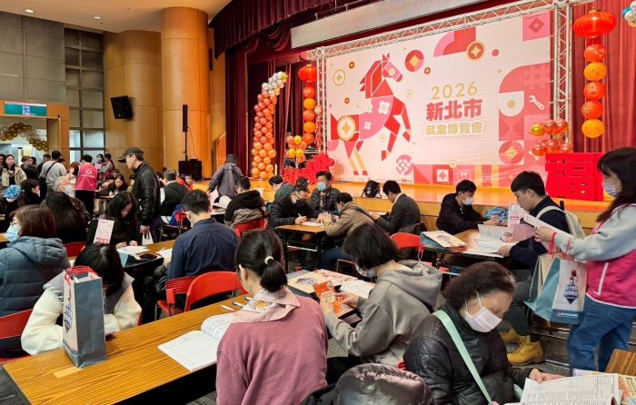 新春就博會湧千人 侯友宜發送福袋祝福「馬上找到好工作」 24 《圖說》新春就博會吸引1,629人參與,為農曆年後就業市場開出亮眼成績單。〈記者葉柏成攝〉